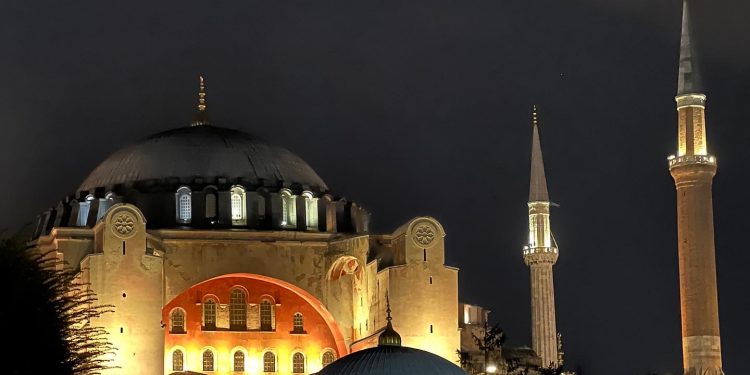 Ayasofya Camii Hakkında Kısa Bilgiler?Kim yaptırdı?Ne zaman Camii oldu?