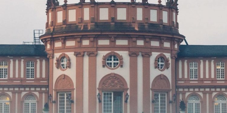 Spa Şehri Wiesbaden Ve Görkemli Biebrich Schloss  Sarayı