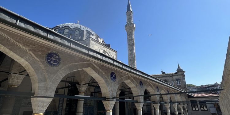 Çinileri ile Ünlü Eminönü Rüstem Paşa Camii -1561