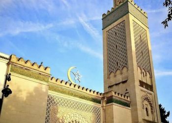 Büyük Paris Camii        | Yapımında II. Abdülmecit ve Atatürk’ün katkısı olmuş.