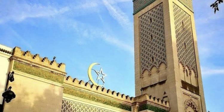 Büyük Paris Camii        | Yapımında II. Abdülmecit ve Atatürk’ün katkısı olmuş.