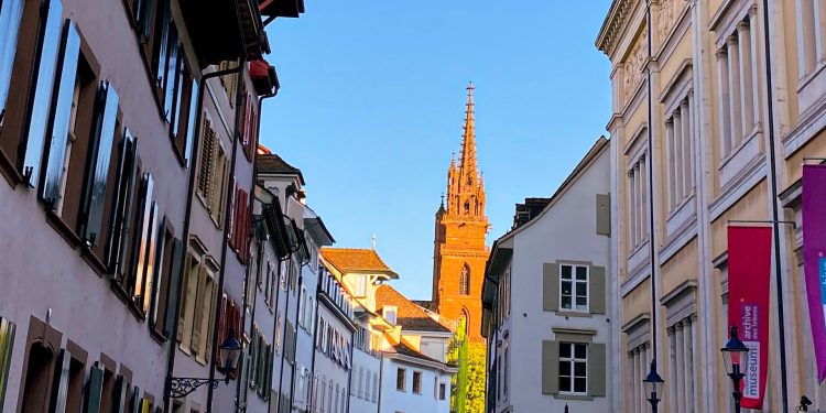 “Basel Gezi Rehberi: Tarihi Zenginlikler, Kültürel Keşifler ve Renkli Deneyimler”