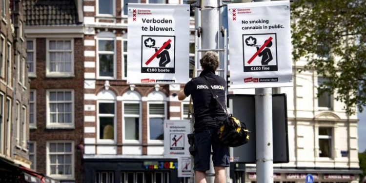 Amsterdam’ın merkezinde esrar içmek yasaklandı: Cezası 100 euro