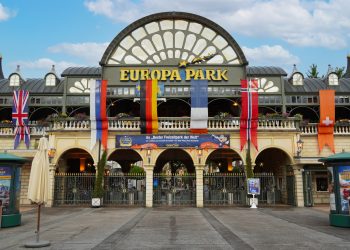Europa-Park Dünyanın en çok ziyaret edilen sezonluk tema parkı