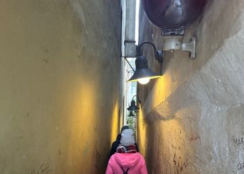 Prag’ın Trafik Işıkları da Olan En Dar Sokağı