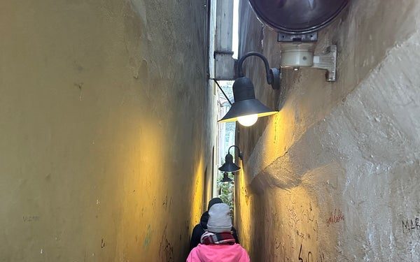 Prag’ın Trafik Işıkları da Olan En Dar Sokağı